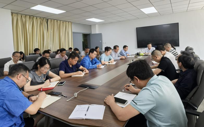 集团公司党委书记杨波讲授深入贯彻中央八项规定精神学习教育专题党课